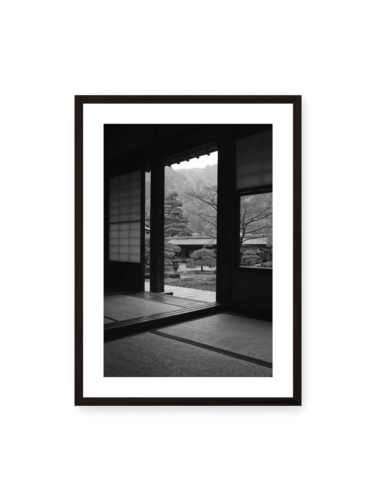 50x70 cm, weißer Galerie-Rand, schwarzer Rahmen – Blick aus einem dunklen Tempel durch Holzrahmen und Schiebetüren auf einen japanischen Garten mit geformten Bäumen.
