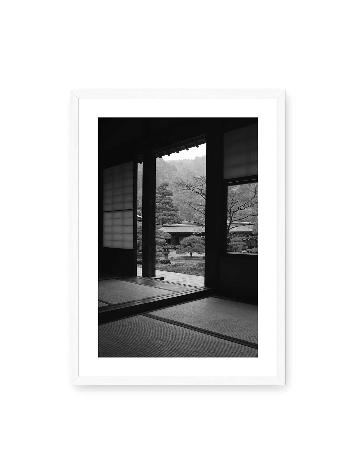50x70 cm, weißer Galerie-Rand, weißer Rahmen – Blick aus einem dunklen Tempel durch Holzrahmen und Schiebetüren auf einen japanischen Garten mit geformten Bäumen.