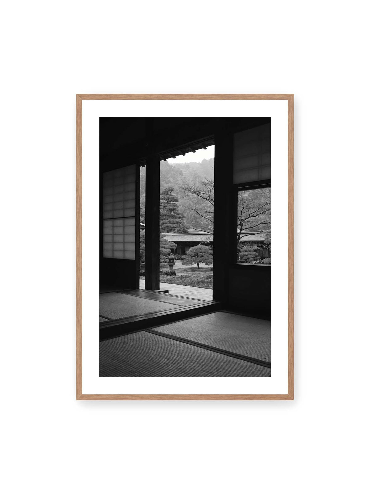 70x100 cm, weißer Galerie-Rand, Eichenrahmen – Blick aus einem dunklen Tempel durch Holzrahmen und Schiebetüren auf einen japanischen Garten mit geformten Bäumen.