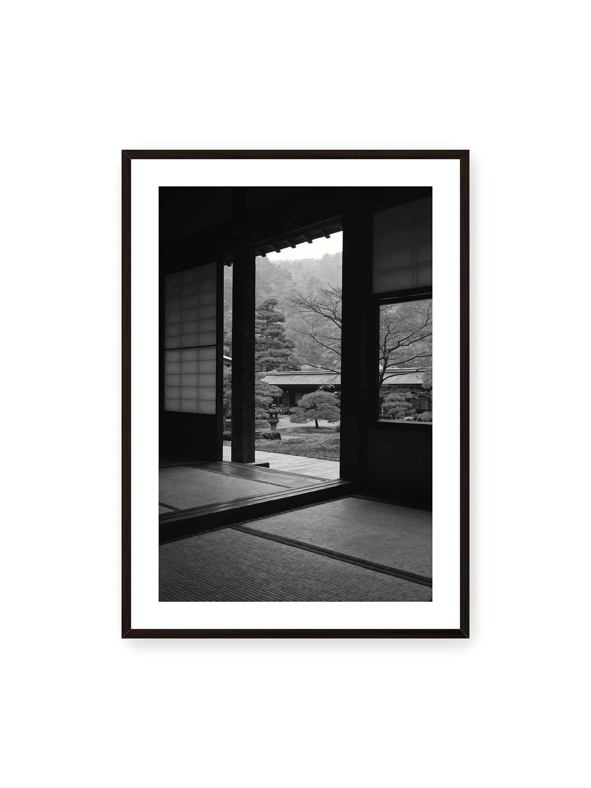 70x100 cm, weißer Galerie-Rand, schwarzer Rahmen – Blick aus einem dunklen Tempel durch Holzrahmen und Schiebetüren auf einen japanischen Garten mit geformten Bäumen.