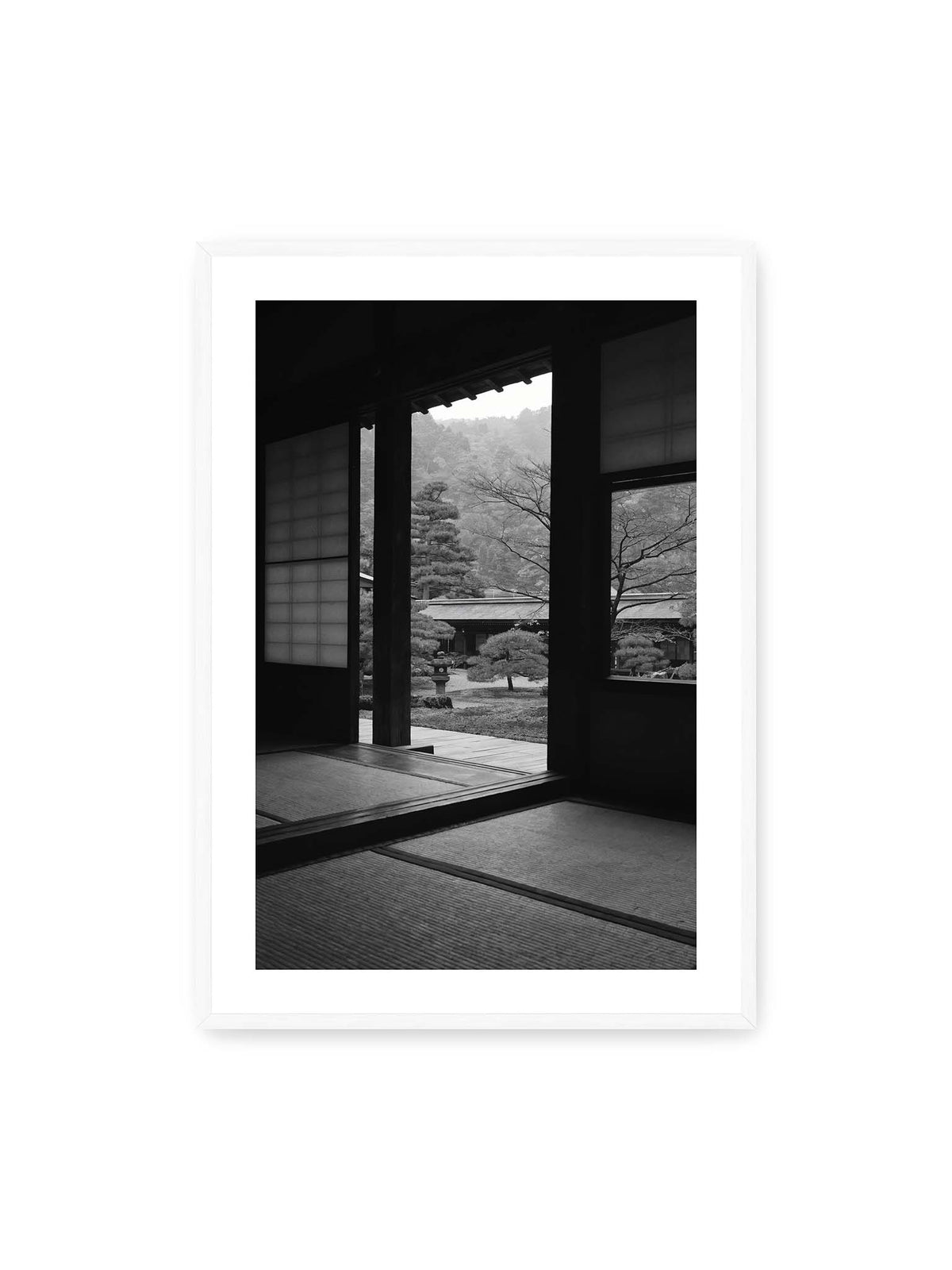 70x100 cm, weißer Galerie-Rand, weißer Rahmen – Blick aus einem dunklen Tempel durch Holzrahmen und Schiebetüren auf einen japanischen Garten mit geformten Bäumen.