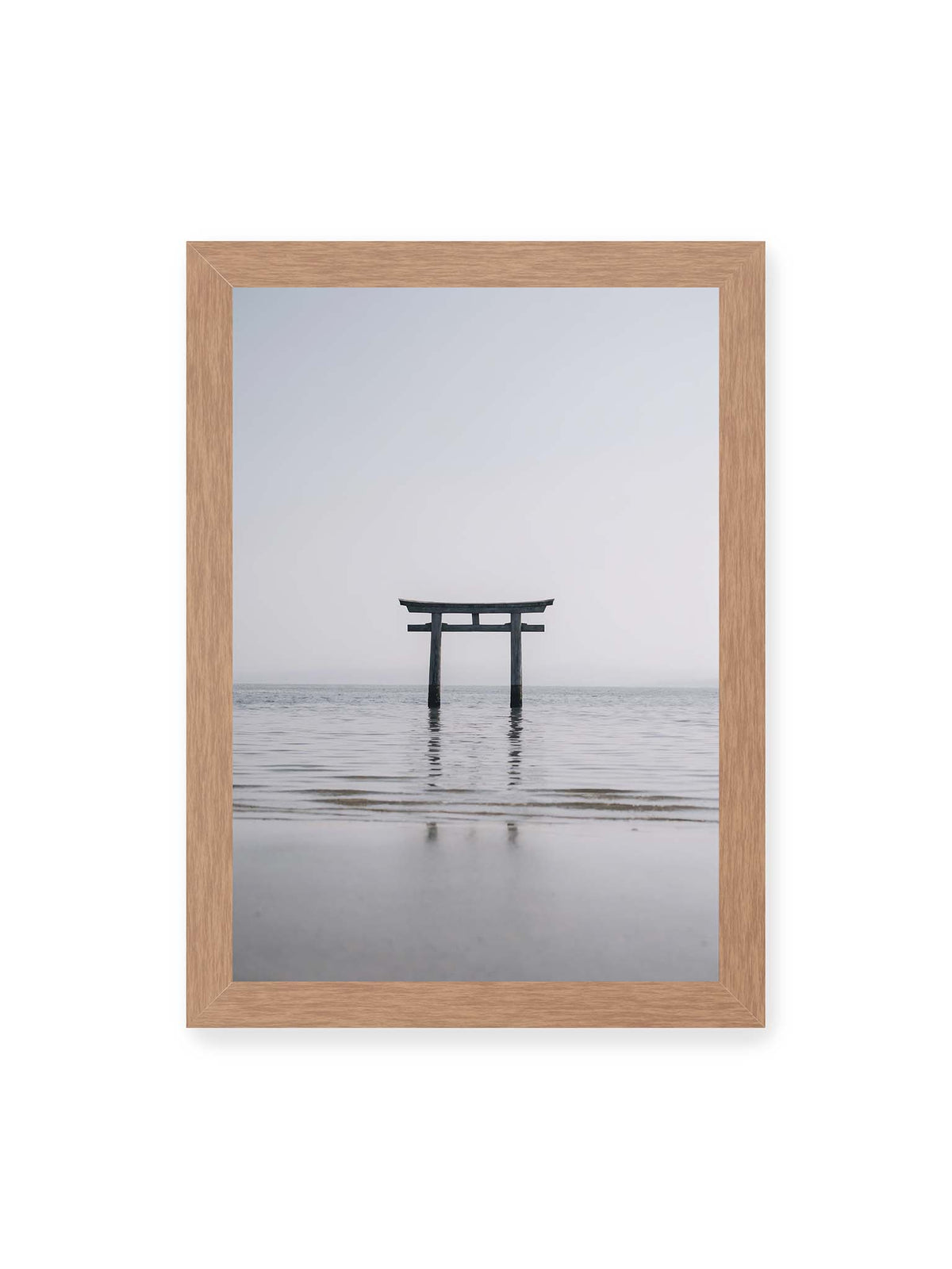 21x30 cm, Eichenrahmen – Dunkles Torii im ruhigen Wasser vor hellem Horizont mit sanfter Spiegelung und feinen Wellen.