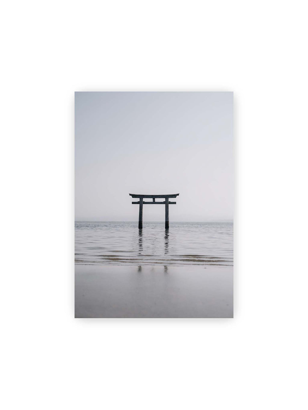 21x30 cm – Dunkles Torii im ruhigen Wasser vor hellem Horizont mit sanfter Spiegelung und feinen Wellen.