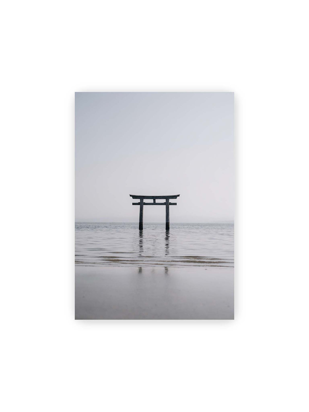 21x30 cm – Dunkles Torii im ruhigen Wasser vor hellem Horizont mit sanfter Spiegelung und feinen Wellen.