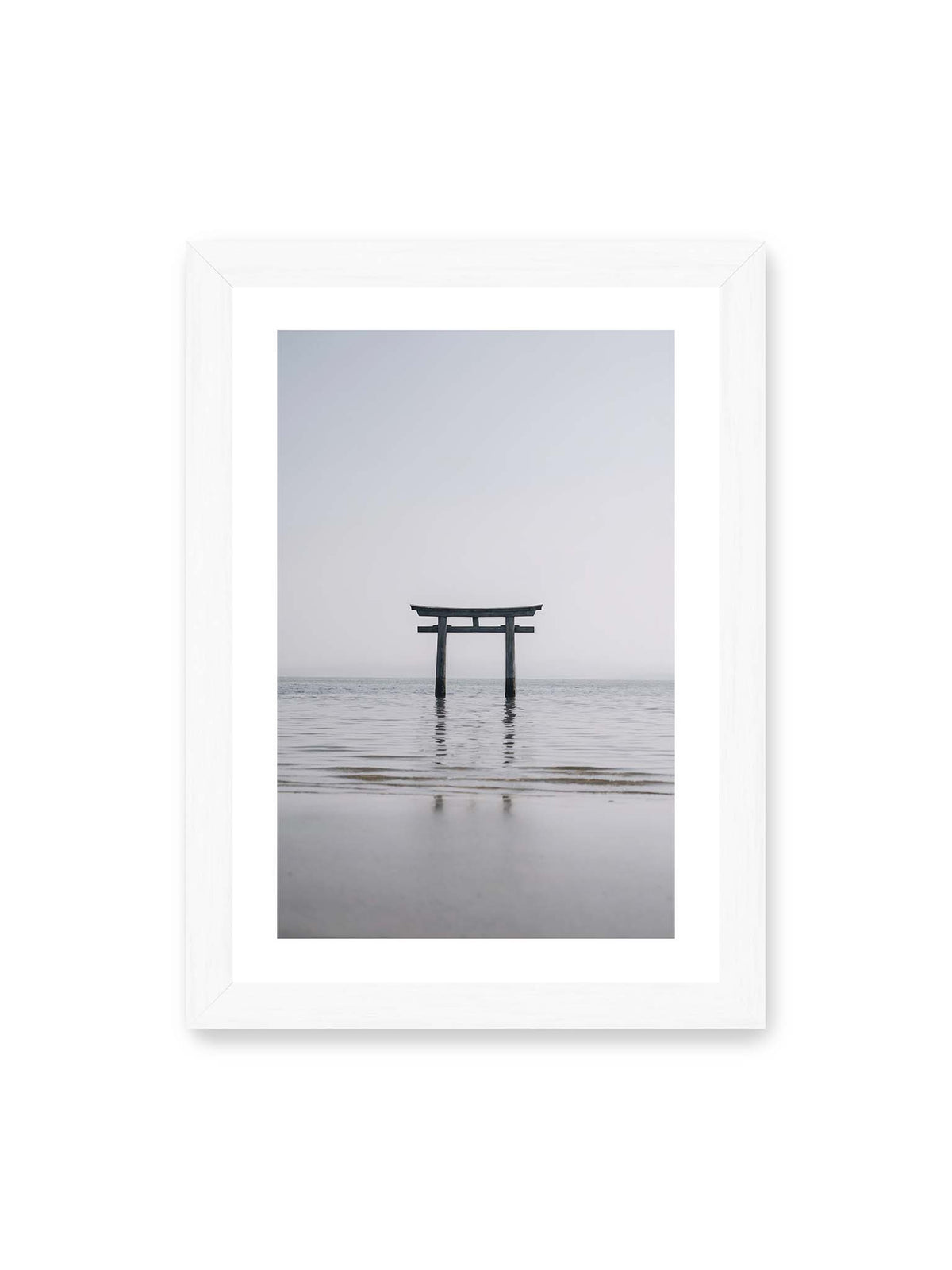 21x30 cm, weißer Rahmen – Dunkles Torii im ruhigen Wasser vor hellem Horizont mit sanfter Spiegelung und feinen Wellen.