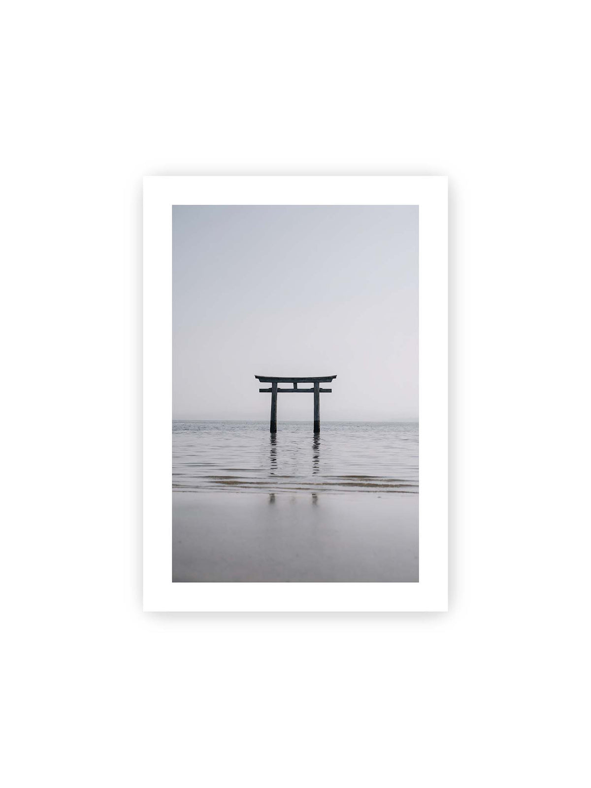 21x30 cm, weißer Galerie-Rand – Dunkles Torii im ruhigen Wasser vor hellem Horizont mit sanfter Spiegelung und feinen Wellen.