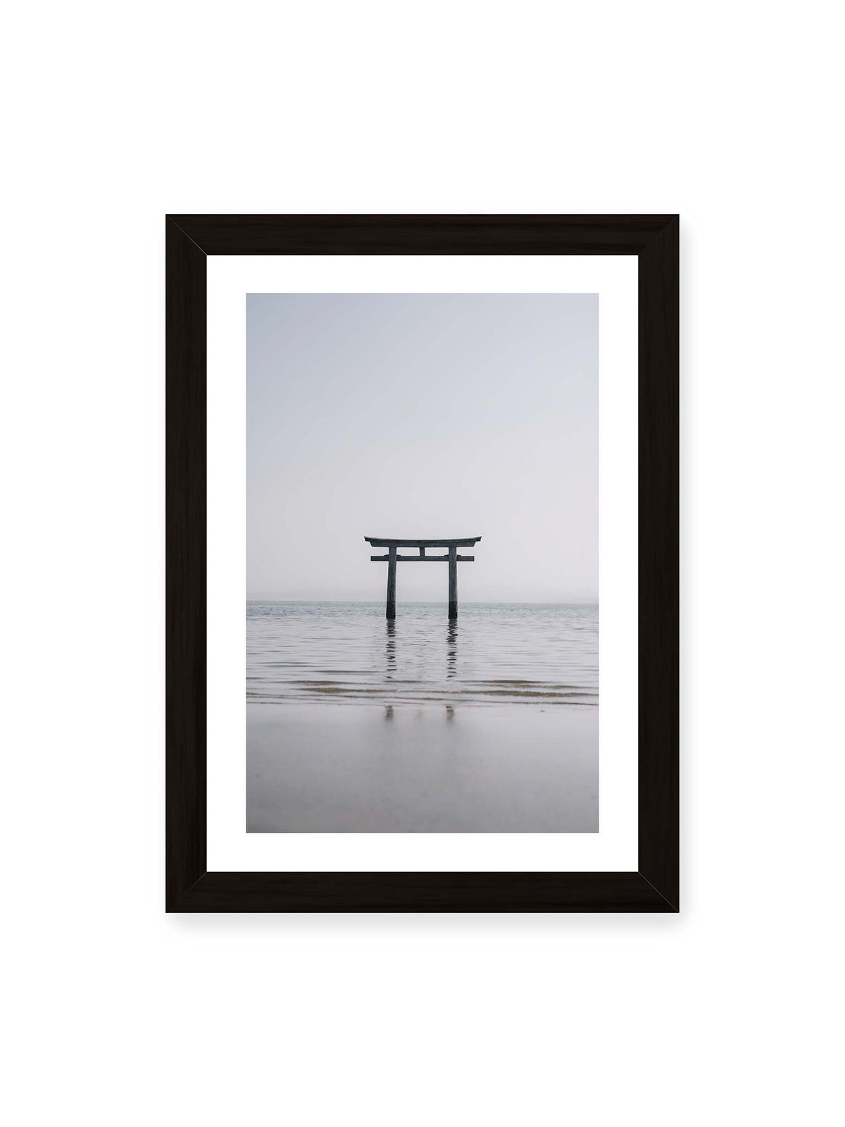 21x30 cm, weißer Galerie-Rand, schwarzer Rahmen – Dunkles Torii im ruhigen Wasser vor hellem Horizont mit sanfter Spiegelung und feinen Wellen.