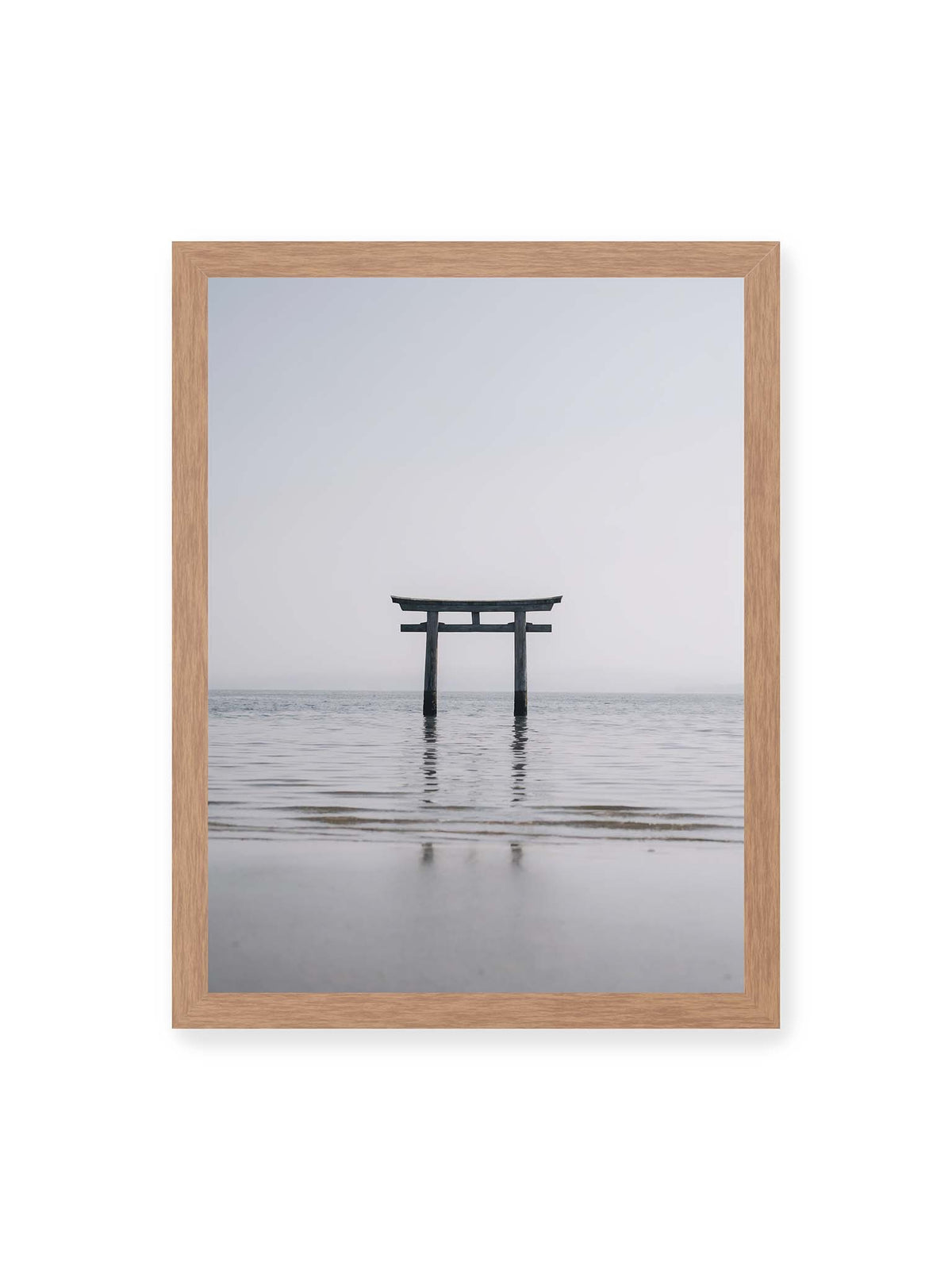 30x40 cm, Eichenrahmen – Dunkles Torii im ruhigen Wasser vor hellem Horizont mit sanfter Spiegelung und feinen Wellen.