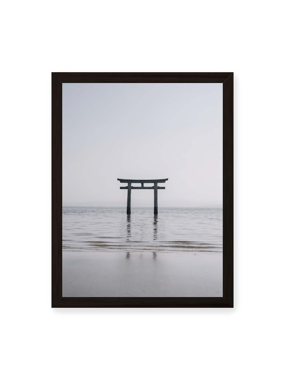 30x40 cm, schwarzer Rahmen – Dunkles Torii im ruhigen Wasser vor hellem Horizont mit sanfter Spiegelung und feinen Wellen.