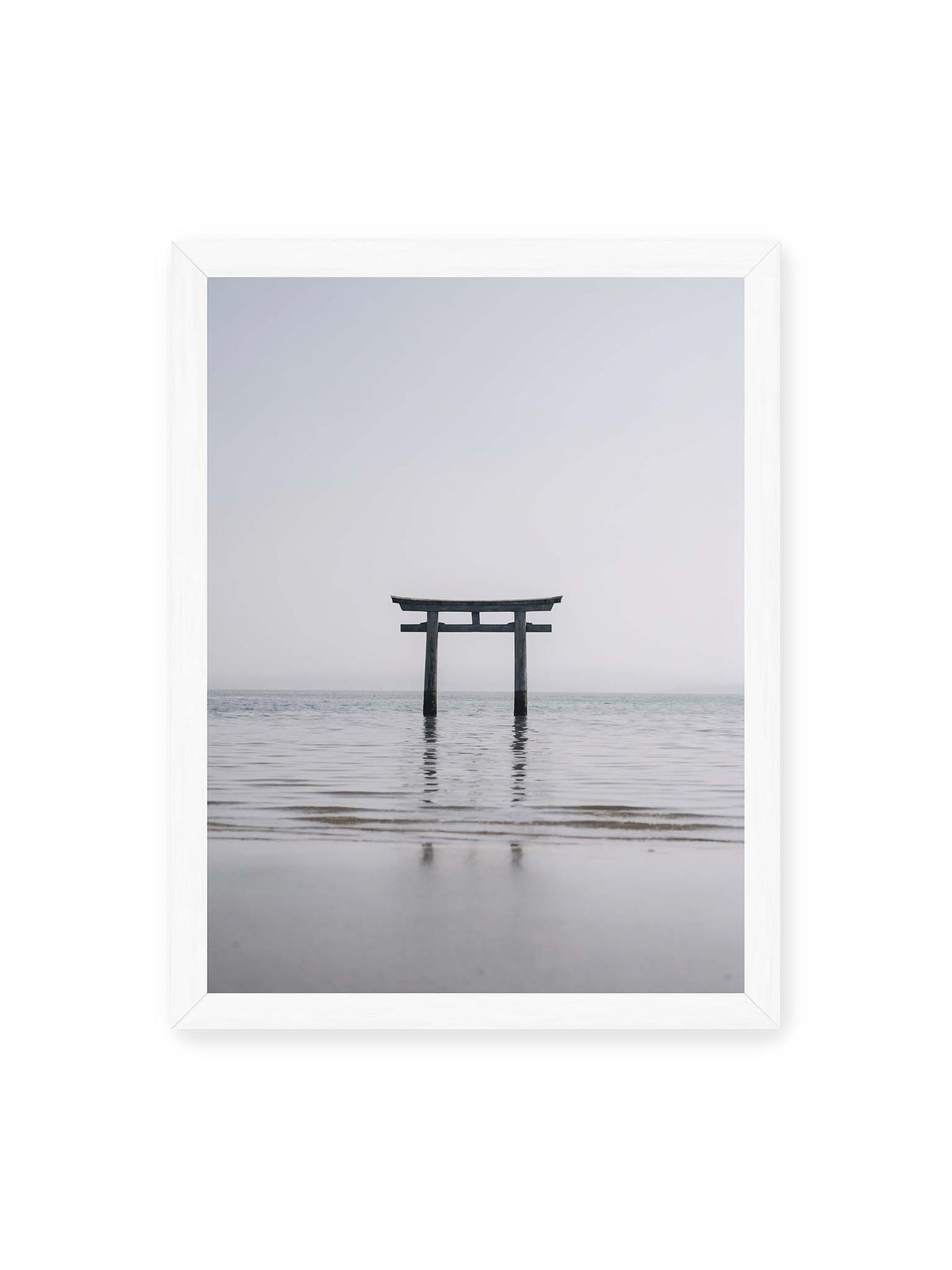 30x40 cm, weißer Rahmen – Dunkles Torii im ruhigen Wasser vor hellem Horizont mit sanfter Spiegelung und feinen Wellen.
