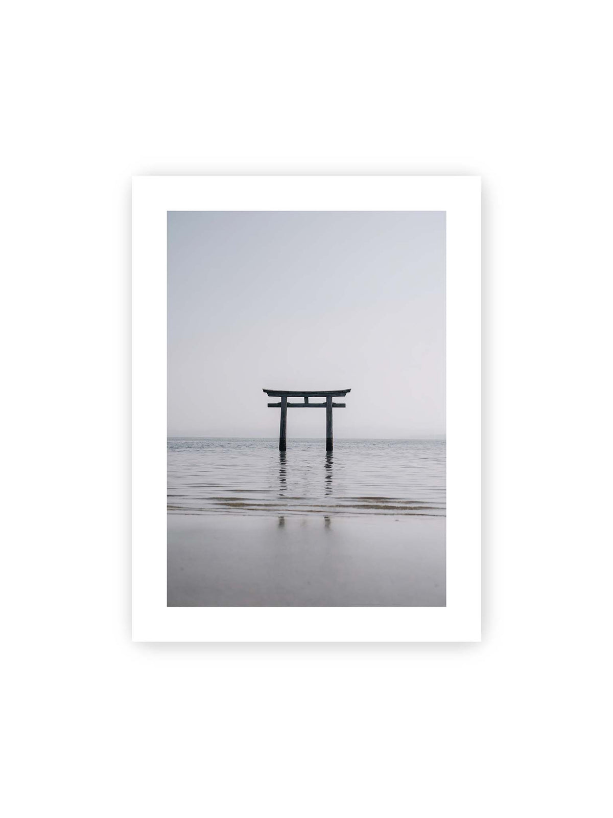 30x40 cm, weißer Galerie-Rand – Dunkles Torii im ruhigen Wasser vor hellem Horizont mit sanfter Spiegelung und feinen Wellen.