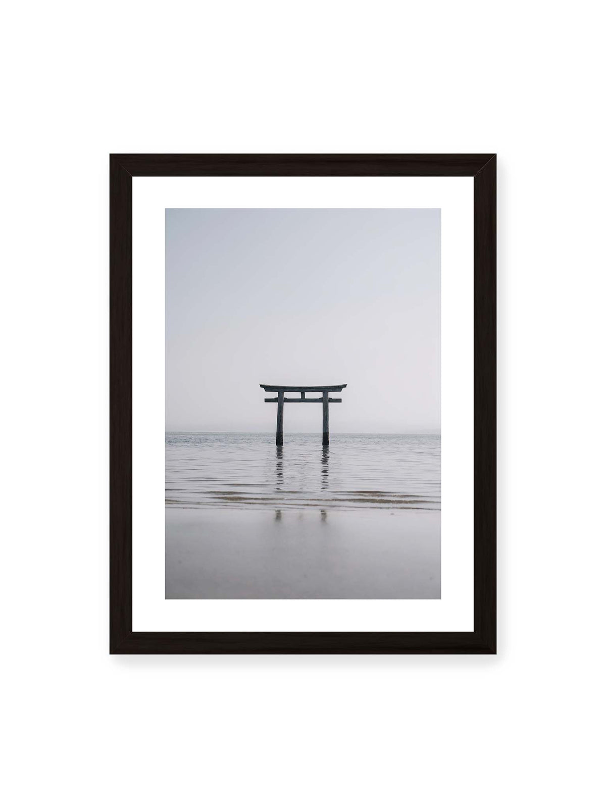 30x40 cm, weißer Galerie-Rand, schwarzer Rahmen – Dunkles Torii im ruhigen Wasser vor hellem Horizont mit sanfter Spiegelung und feinen Wellen.