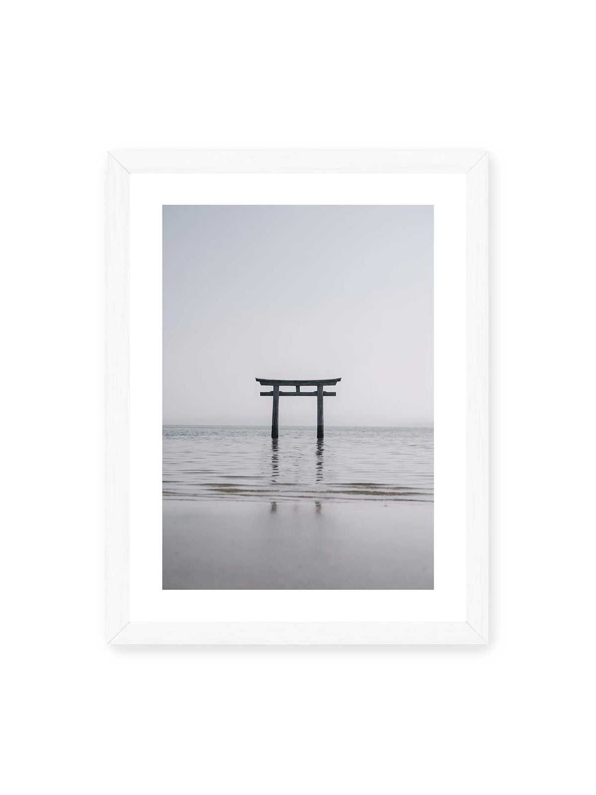 30x40 cm, weißer Galerie-Rand, weißer Rahmen – Dunkles Torii im ruhigen Wasser vor hellem Horizont mit sanfter Spiegelung und feinen Wellen.