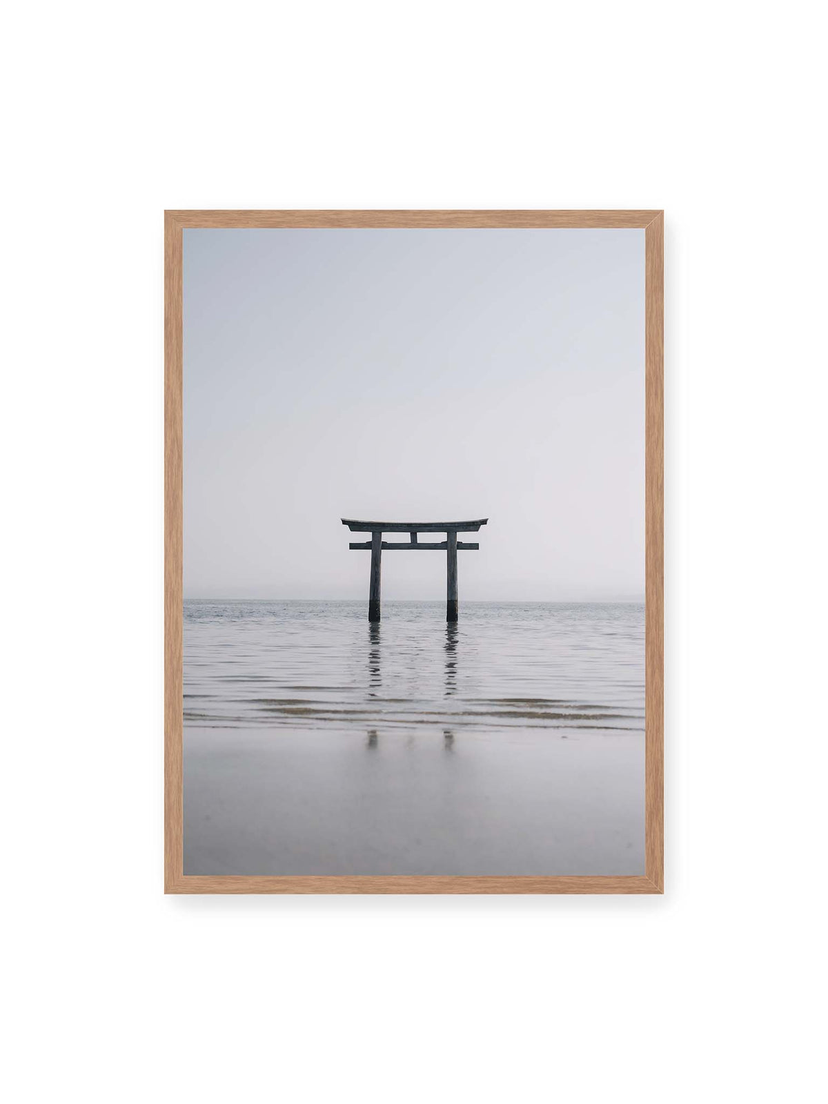 50x70 cm, Eichenrahmen – Dunkles Torii im ruhigen Wasser vor hellem Horizont mit sanfter Spiegelung und feinen Wellen.