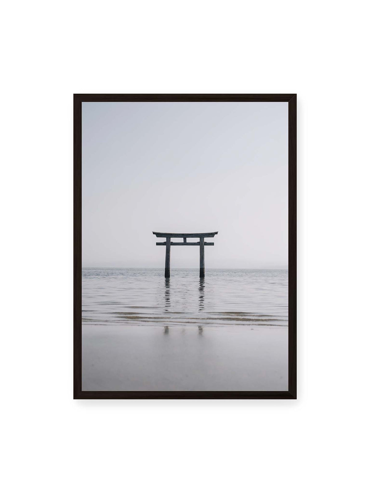 50x70 cm, schwarzer Rahmen – Dunkles Torii im ruhigen Wasser vor hellem Horizont mit sanfter Spiegelung und feinen Wellen.