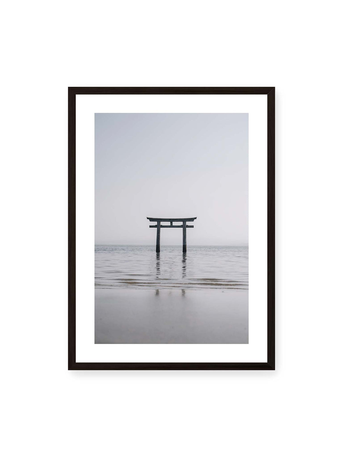 50x70 cm, weißer Galerie-Rand, schwarzer Rahmen – Dunkles Torii im ruhigen Wasser vor hellem Horizont mit sanfter Spiegelung und feinen Wellen.