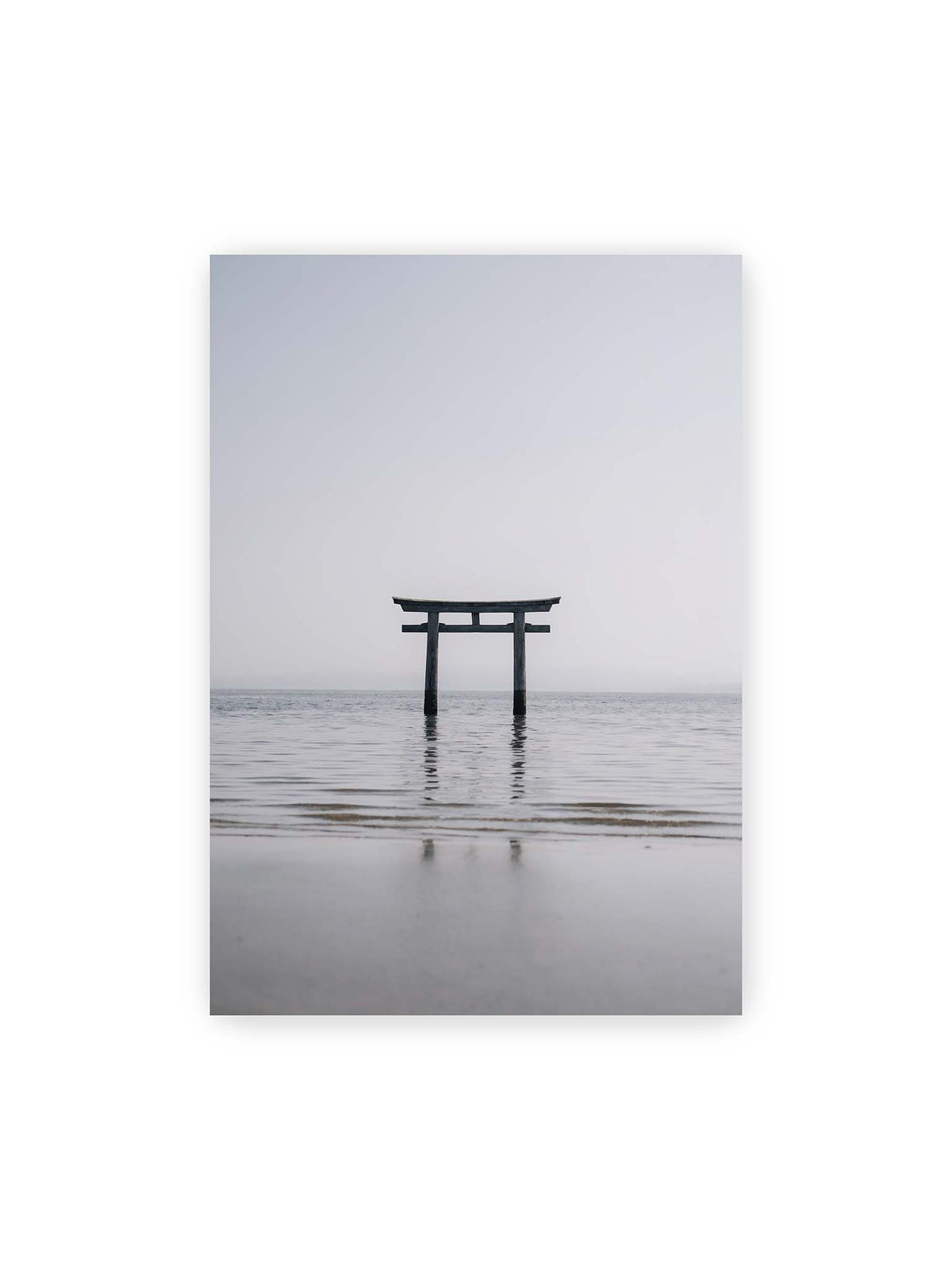 70x100 cm – Dunkles Torii im ruhigen Wasser vor hellem Horizont mit sanfter Spiegelung und feinen Wellen.