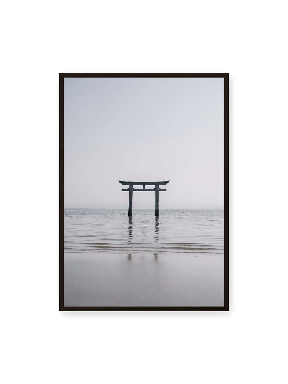 70x100 cm, schwarzer Rahmen – Dunkles Torii im ruhigen Wasser vor hellem Horizont mit sanfter Spiegelung und feinen Wellen.