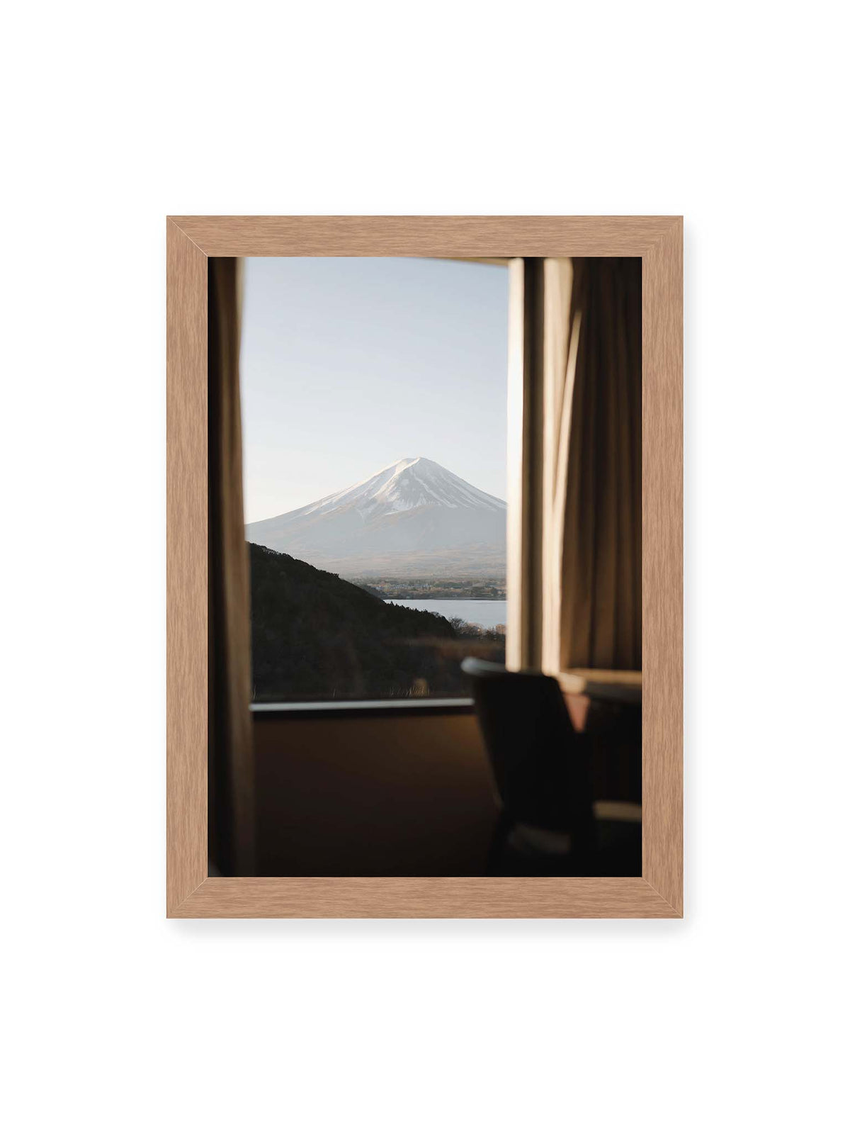21x30 cm, Eichenrahmen – Schneebedeckter Mount Fuji durch ein großes Fenster, eingerahmt von Vorhängen und dunklen Elementen des Innenraums.