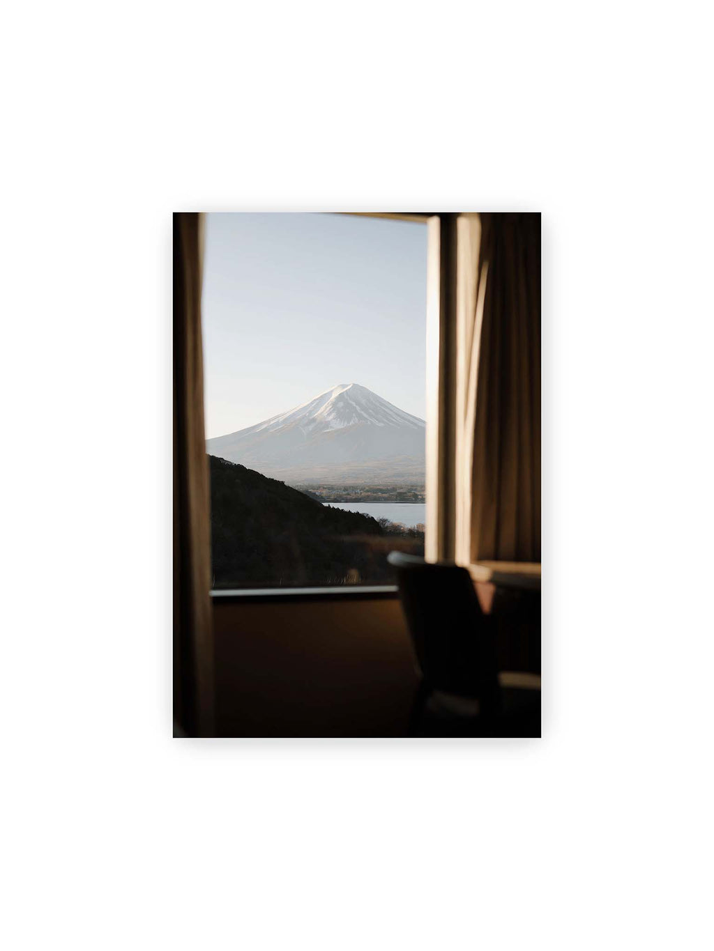 21x30 cm – Schneebedeckter Mount Fuji durch ein großes Fenster, eingerahmt von Vorhängen und dunklen Elementen des Innenraums.