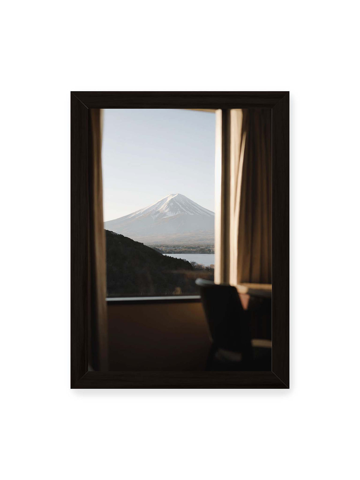 21x30 cm, schwarzer Rahmen – Schneebedeckter Mount Fuji durch ein großes Fenster, eingerahmt von Vorhängen und dunklen Elementen des Innenraums.