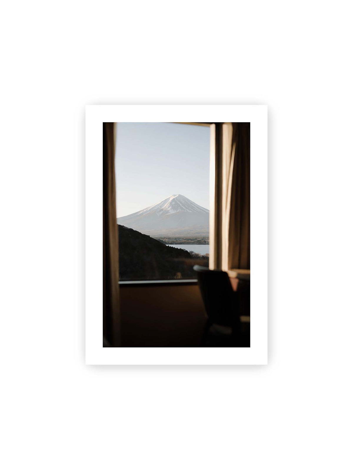 21x30 cm, weißer Galerie-Rand – Schneebedeckter Mount Fuji durch ein großes Fenster, eingerahmt von Vorhängen und dunklen Elementen des Innenraums.