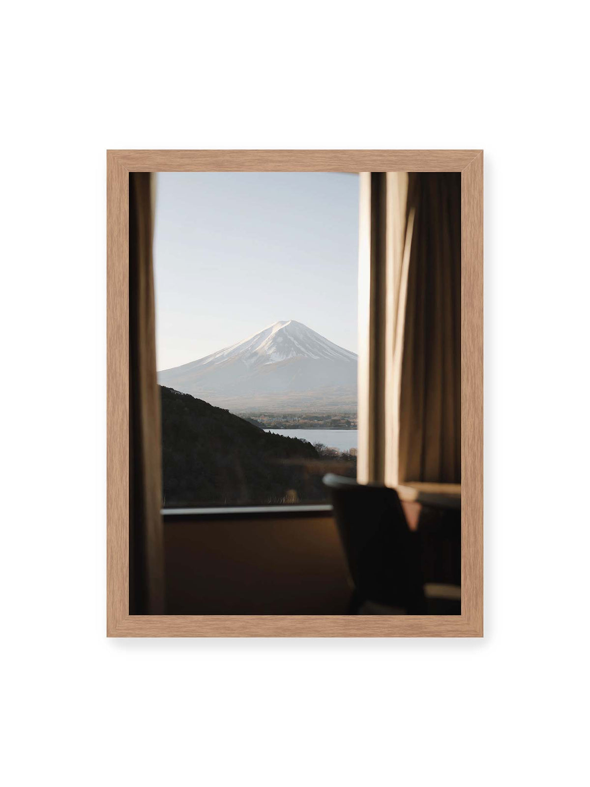 30x40 cm, Eichenrahmen – Schneebedeckter Mount Fuji durch ein großes Fenster, eingerahmt von Vorhängen und dunklen Elementen des Innenraums.