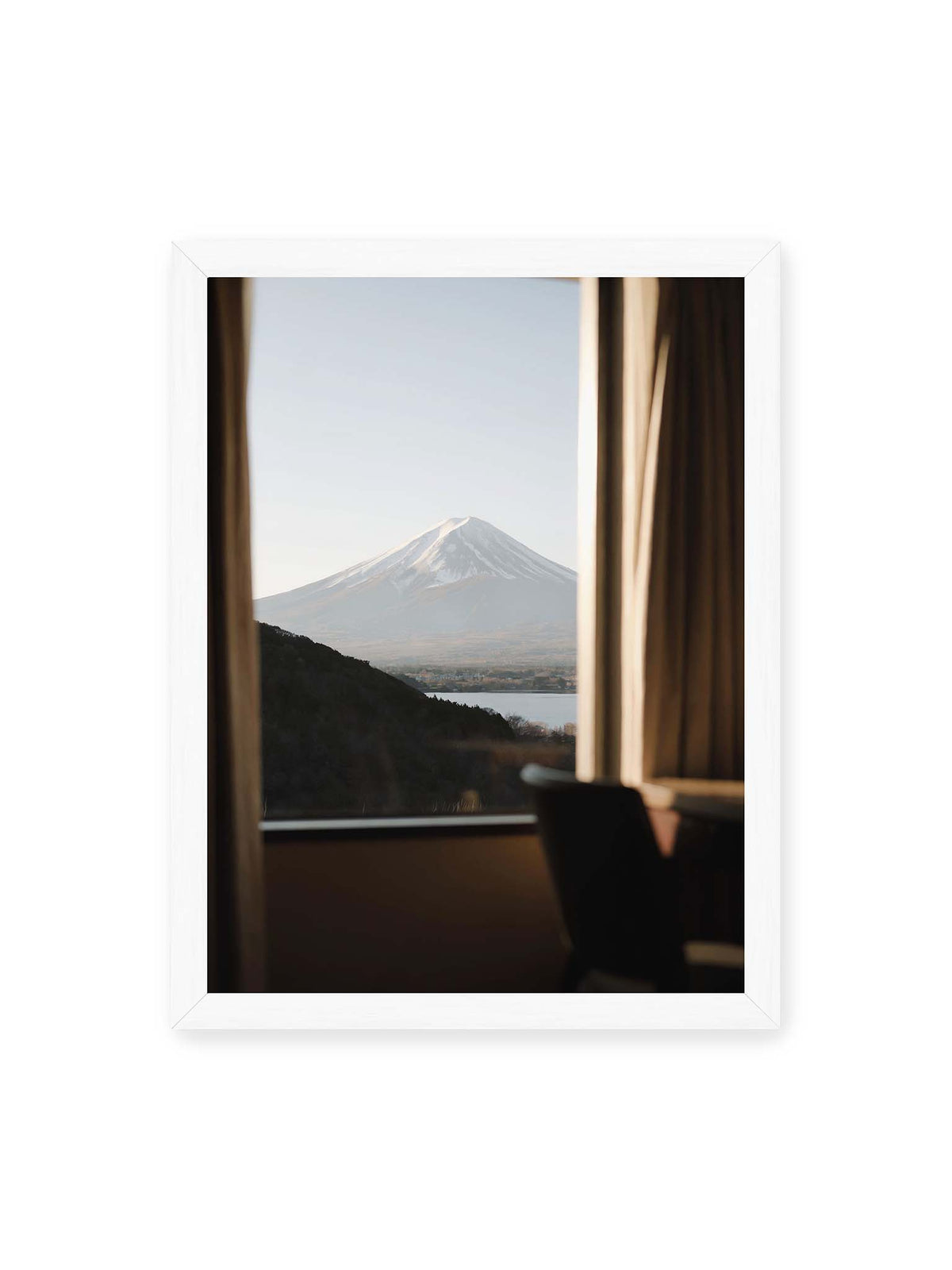 30x40 cm, weißer Rahmen – Schneebedeckter Mount Fuji durch ein großes Fenster, eingerahmt von Vorhängen und dunklen Elementen des Innenraums.