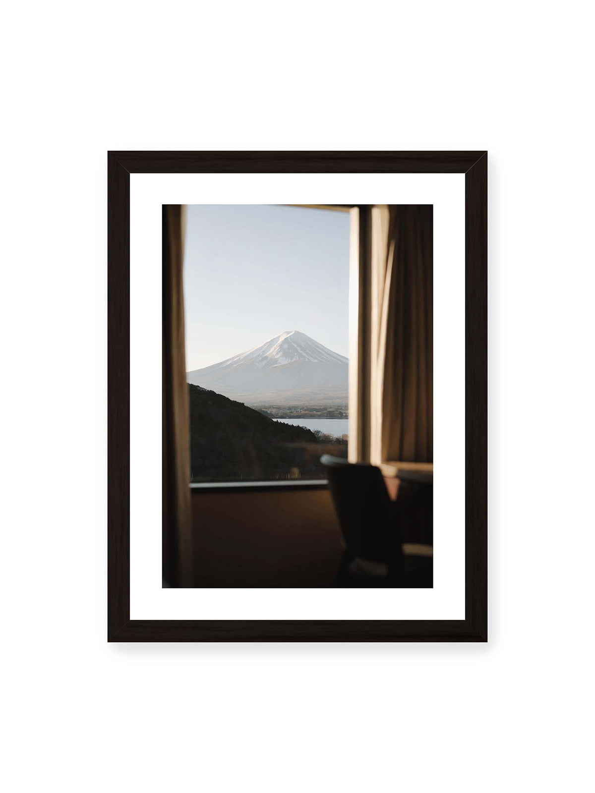 30x40 cm, weißer Galerie-Rand, schwarzer Rahmen – Schneebedeckter Mount Fuji durch ein großes Fenster, eingerahmt von Vorhängen und dunklen Elementen des Innenraums.
