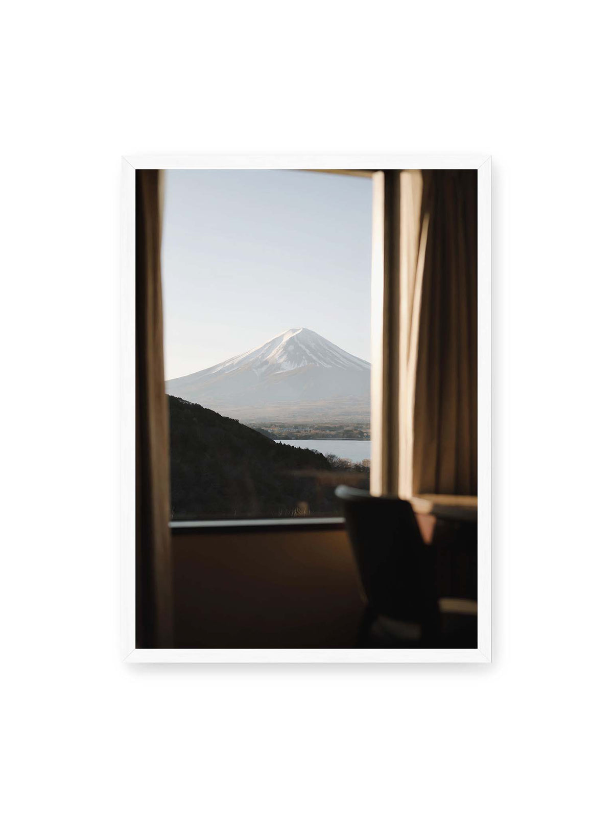 50x70 cm, weißer Rahmen – Schneebedeckter Mount Fuji durch ein großes Fenster, eingerahmt von Vorhängen und dunklen Elementen des Innenraums.