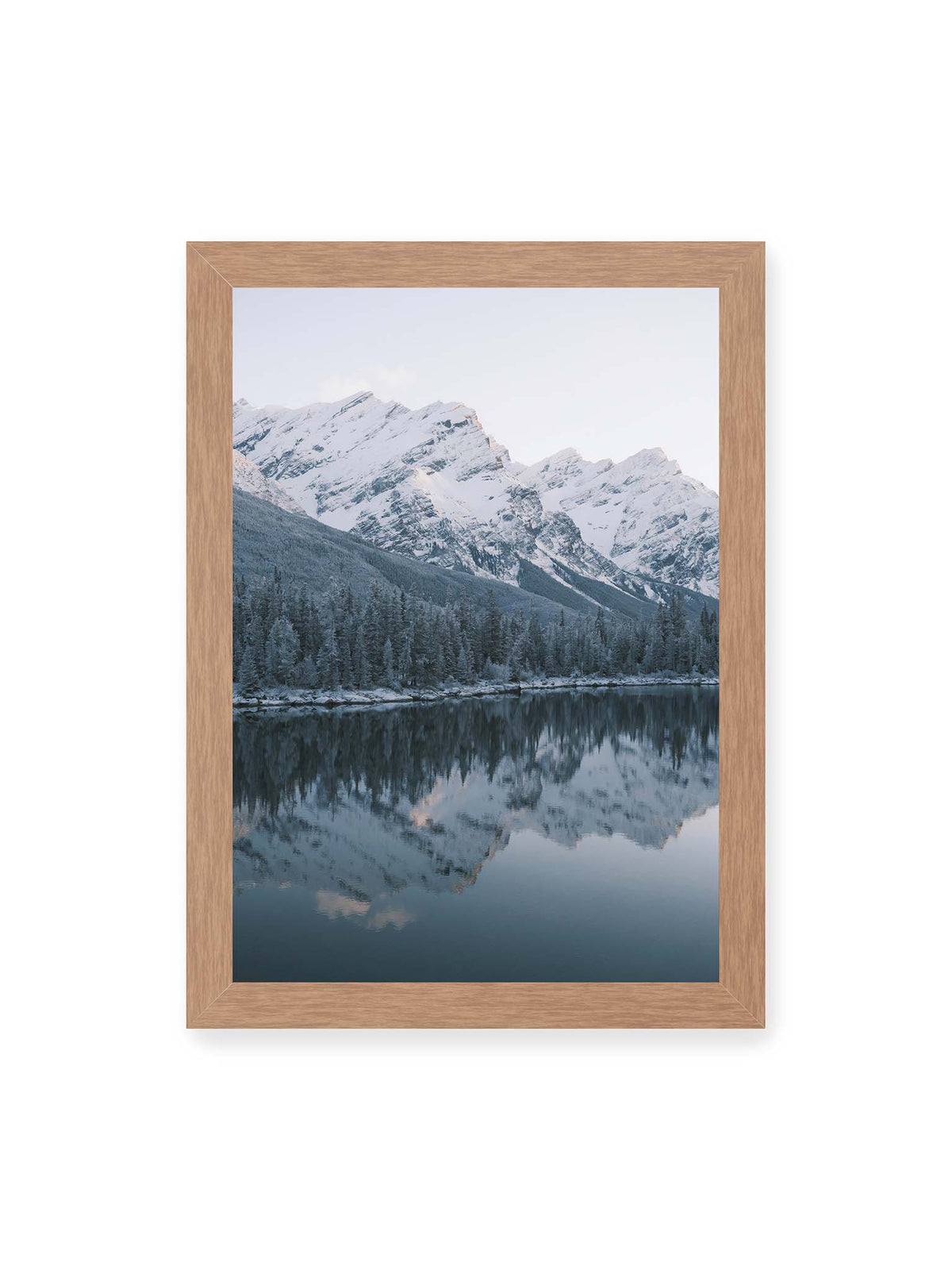 21x30 cm, Eichenrahmen – Verschneite Berggipfel und dichter Nadelwald spiegeln sich in einem ruhigen, blaugrauen See.