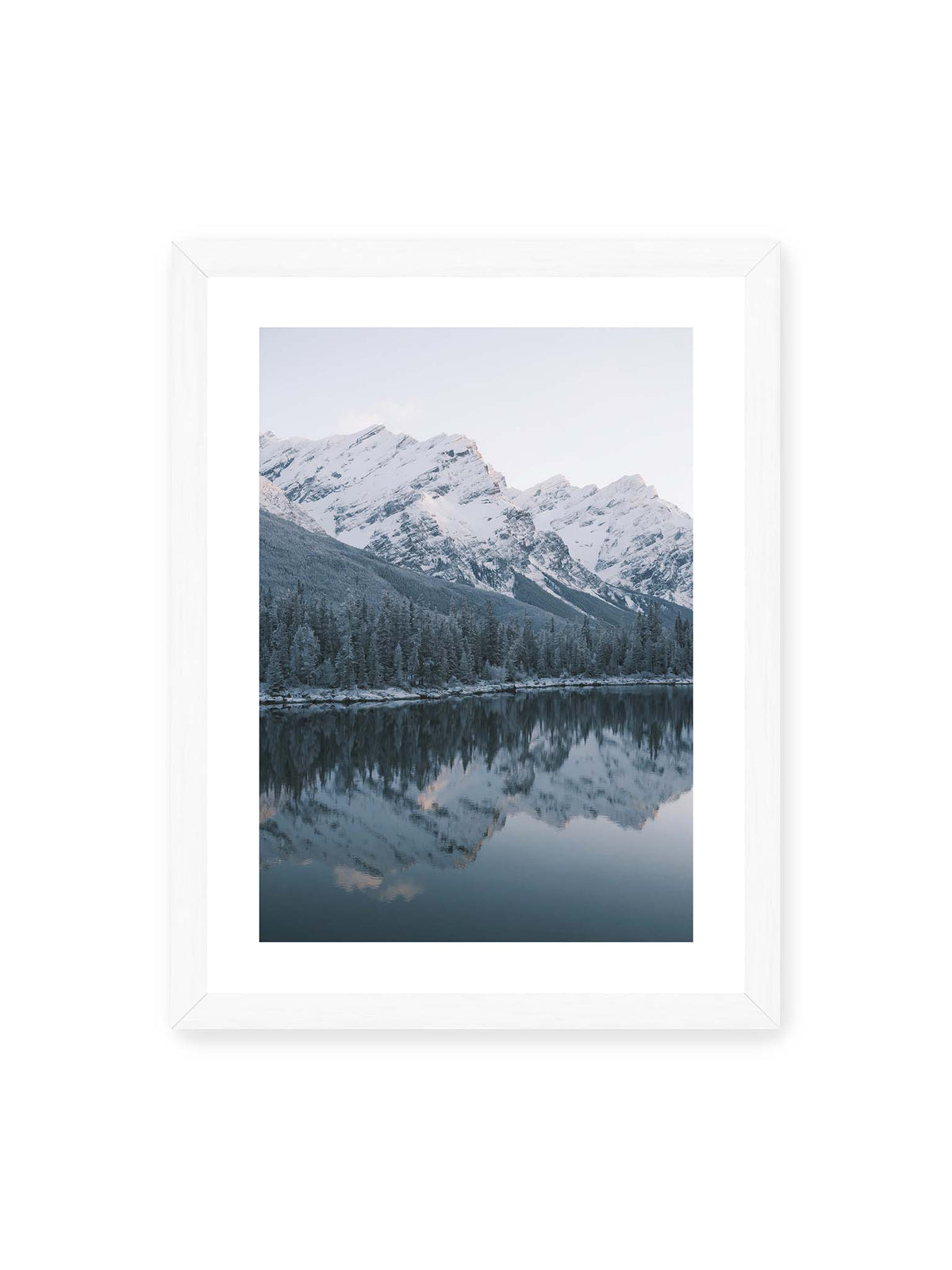 30x40 cm, weißer Galerie-Rand, weißer Rahmen – Verschneite Berggipfel und dichter Nadelwald spiegeln sich in einem ruhigen, blaugrauen See.