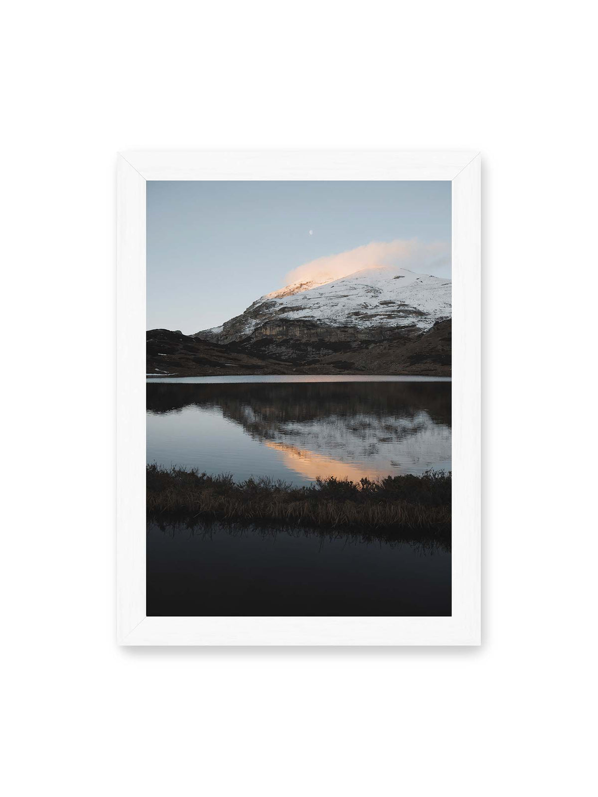 21x30 cm, weißer Rahmen – Verschneiter Bergrücken über dunklem Wasser mit rosa Wolke, Spiegelung und kleinem Mond am hellblauen Himmel.