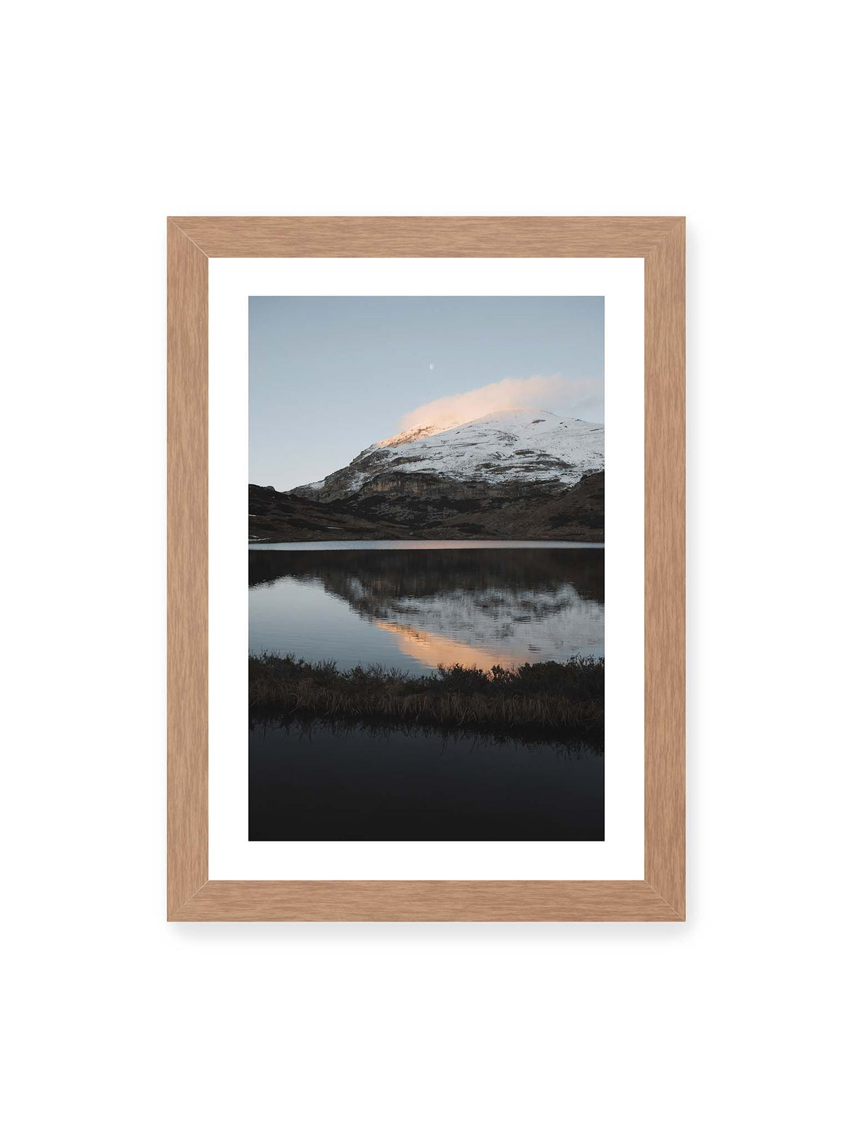 21x30 cm, weißer Galerie-Rand, Eichenrahmen – Verschneiter Bergrücken über dunklem Wasser mit rosa Wolke, Spiegelung und kleinem Mond am hellblauen Himmel.