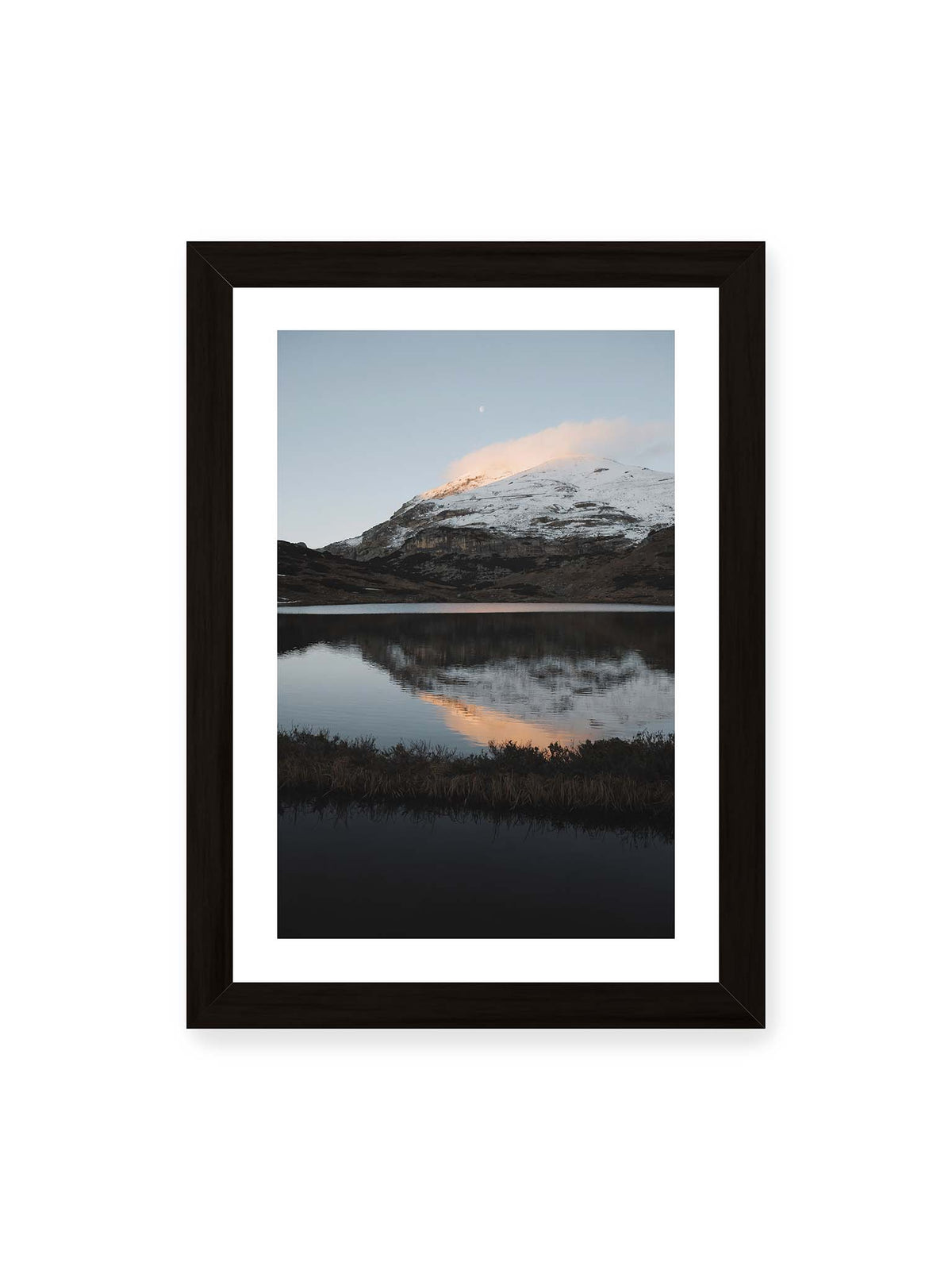 21x30 cm, weißer Galerie-Rand, schwarzer Rahmen – Verschneiter Bergrücken über dunklem Wasser mit rosa Wolke, Spiegelung und kleinem Mond am hellblauen Himmel.