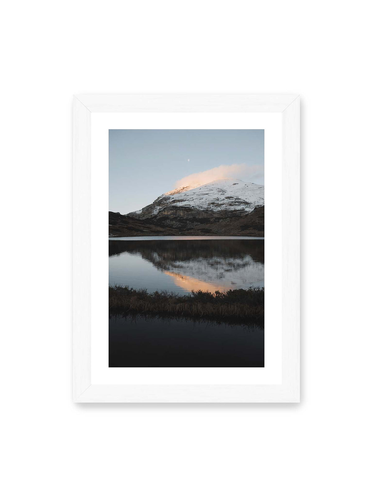 21x30 cm, weißer Galerie-Rand, weißer Rahmen – Verschneiter Bergrücken über dunklem Wasser mit rosa Wolke, Spiegelung und kleinem Mond am hellblauen Himmel.