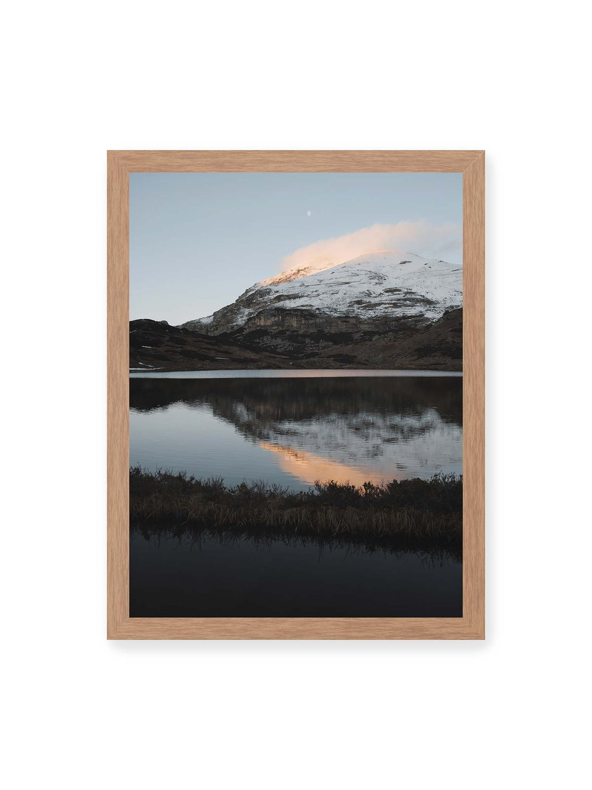 30x40 cm, Eichenrahmen – Verschneiter Bergrücken über dunklem Wasser mit rosa Wolke, Spiegelung und kleinem Mond am hellblauen Himmel.