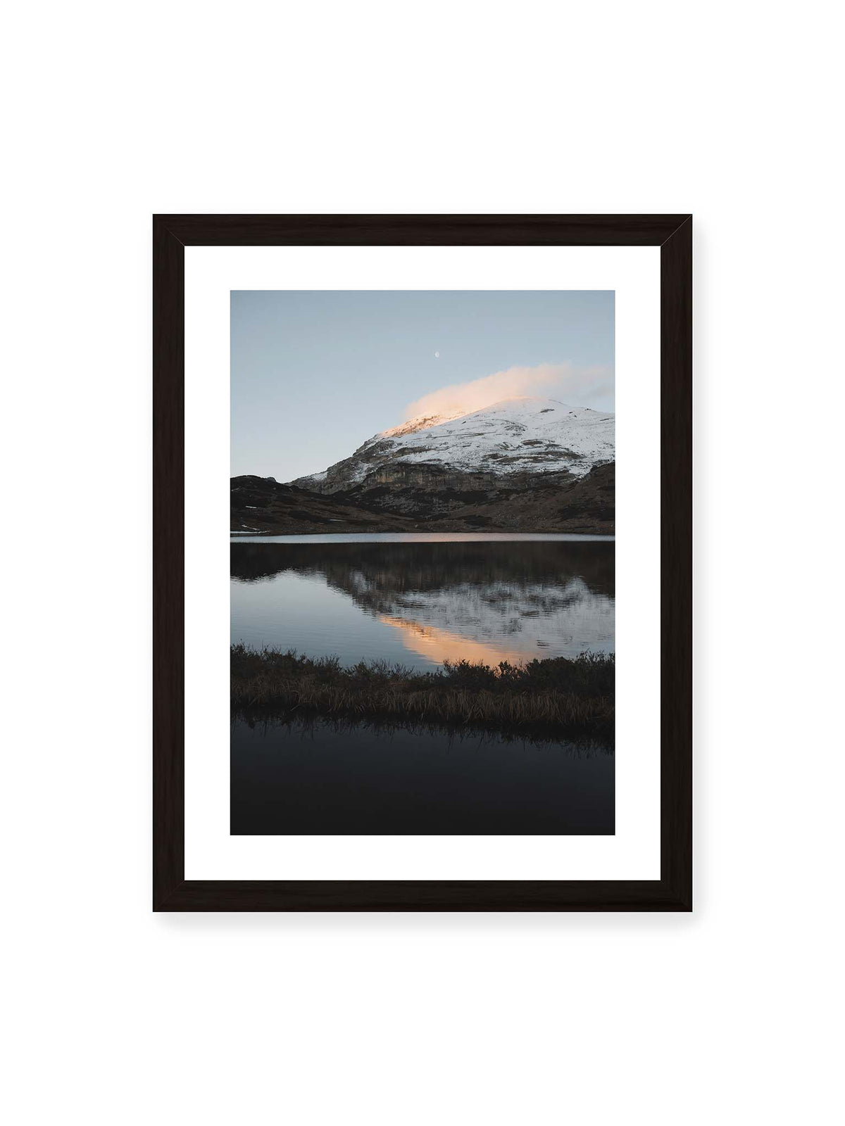 30x40 cm, weißer Galerie-Rand, schwarzer Rahmen – Verschneiter Bergrücken über dunklem Wasser mit rosa Wolke, Spiegelung und kleinem Mond am hellblauen Himmel.