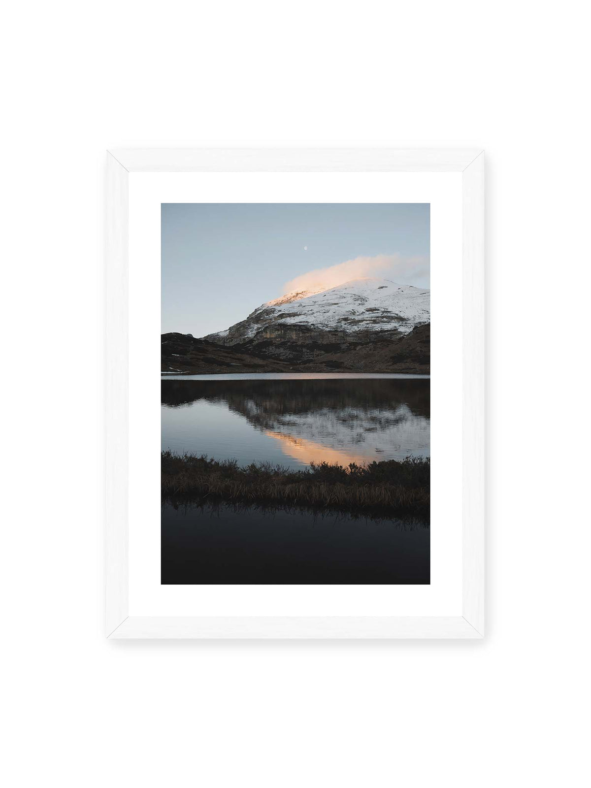 30x40 cm, weißer Galerie-Rand, weißer Rahmen – Verschneiter Bergrücken über dunklem Wasser mit rosa Wolke, Spiegelung und kleinem Mond am hellblauen Himmel.