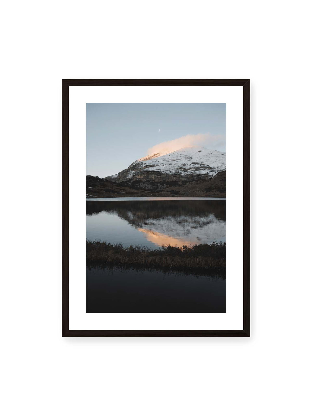 50x70 cm, weißer Galerie-Rand, schwarzer Rahmen – Verschneiter Bergrücken über dunklem Wasser mit rosa Wolke, Spiegelung und kleinem Mond am hellblauen Himmel.