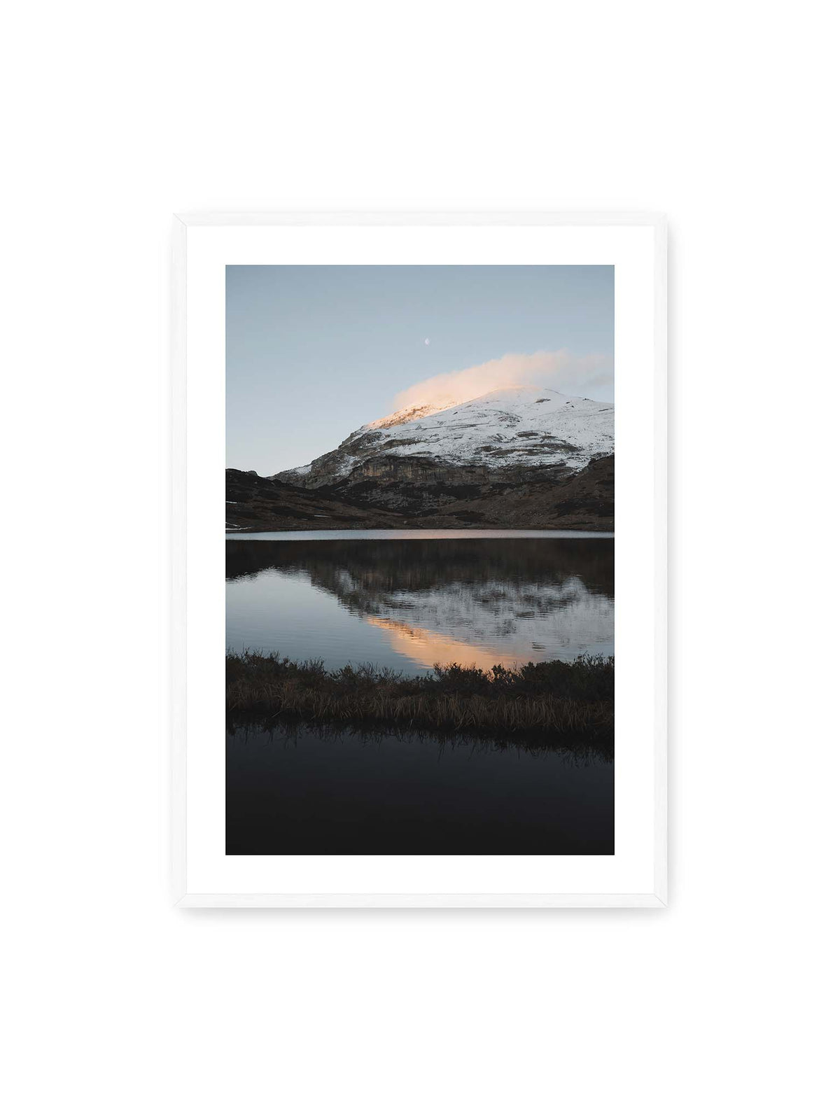 70x100 cm, weißer Galerie-Rand, weißer Rahmen – Verschneiter Bergrücken über dunklem Wasser mit rosa Wolke, Spiegelung und kleinem Mond am hellblauen Himmel.