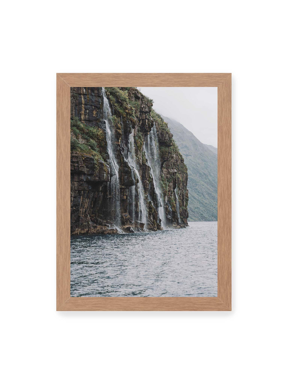 21x30 cm, Eichenrahmen – Mehrere Wasserfälle stürzen über eine dunkle, bewachsene Felswand direkt in eine weite Wasserfläche.