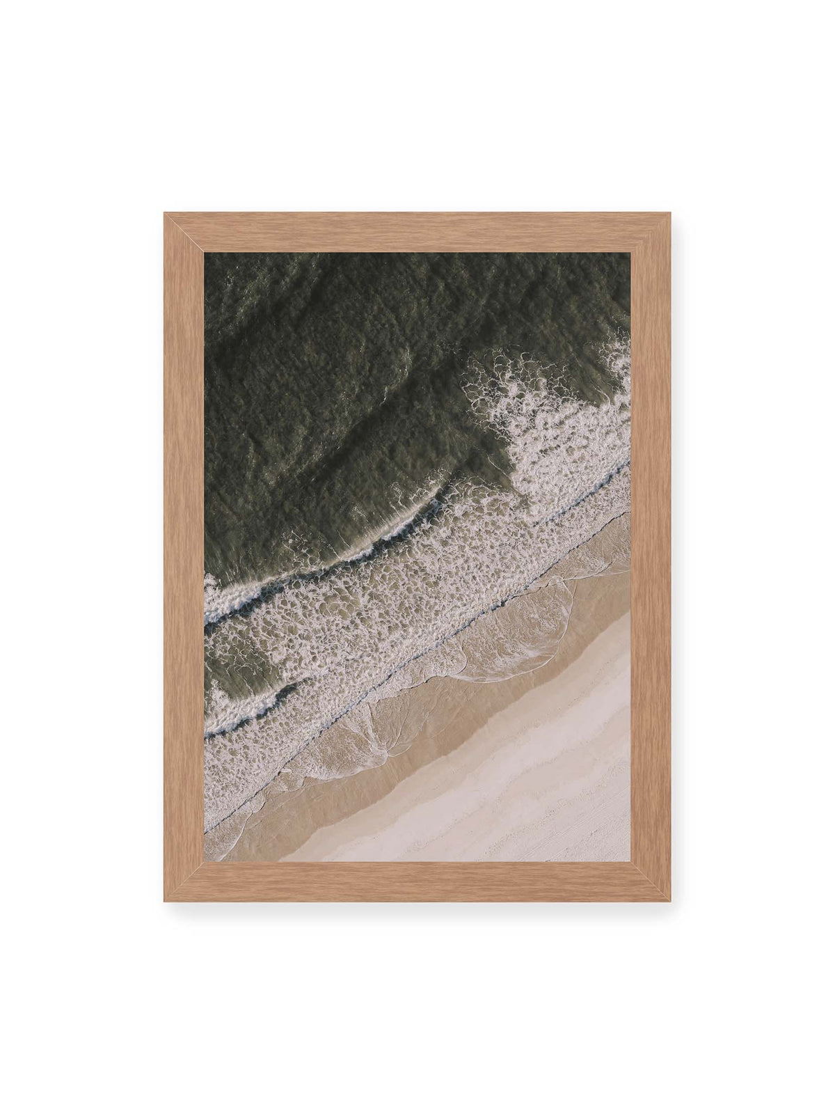 21x30 cm, Eichenrahmen – Luftaufnahme einer Küstenlinie mit dunklem Meer, weißer Gischt und hellem Sand in diagonaler Komposition.