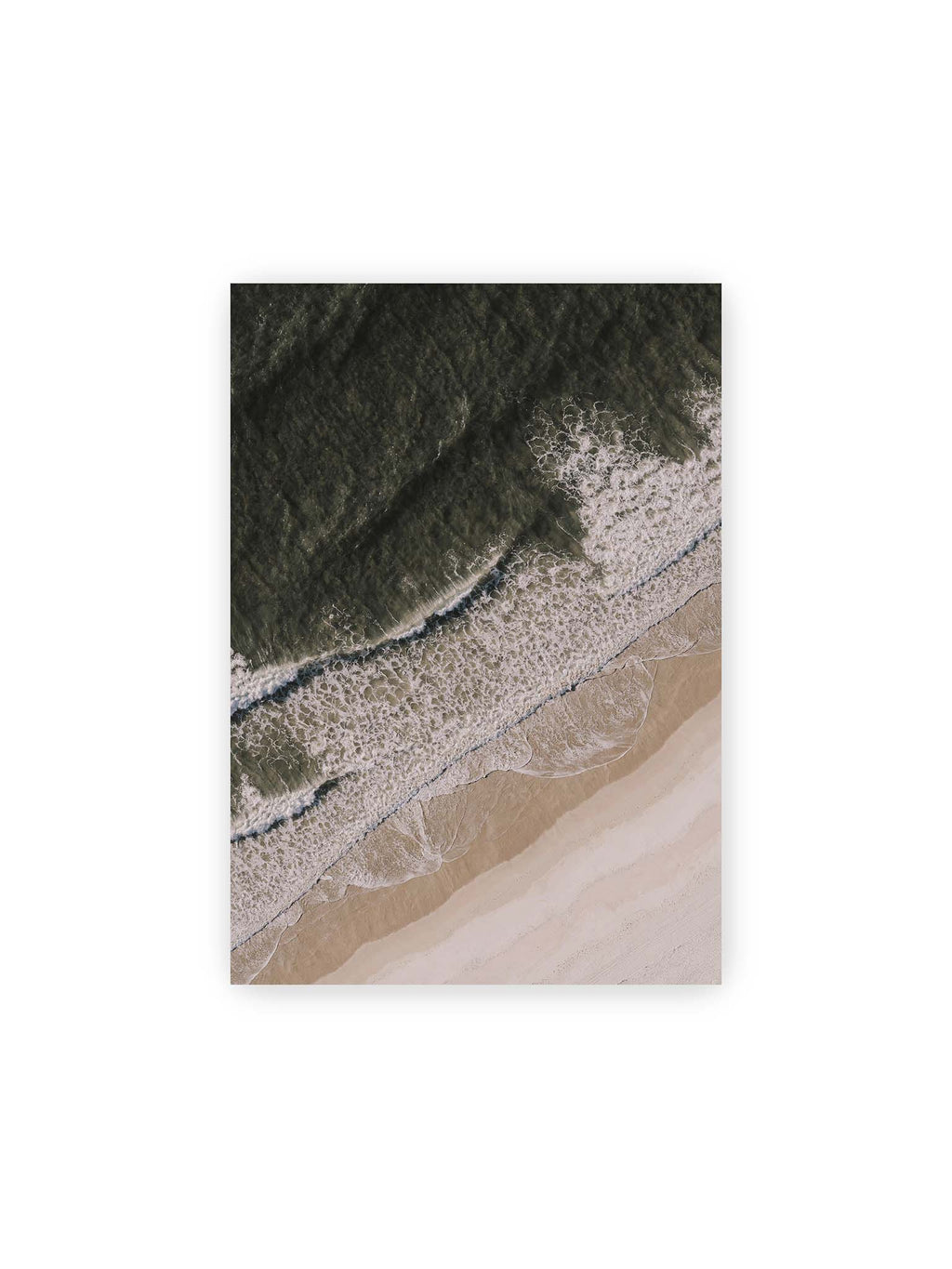 21x30 cm – Luftaufnahme einer Küstenlinie mit dunklem Meer, weißer Gischt und hellem Sand in diagonaler Komposition.