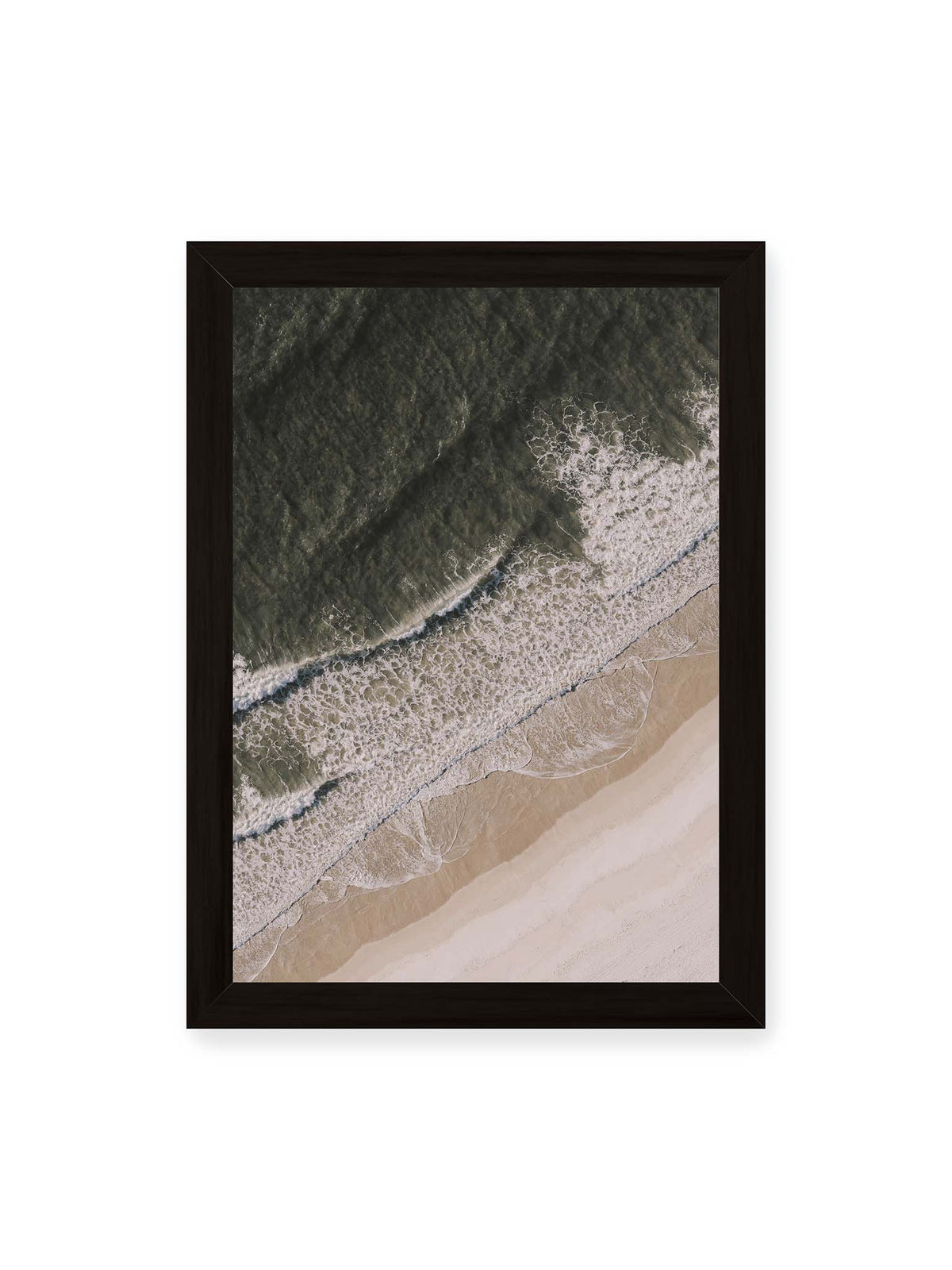 21x30 cm, schwarzer Rahmen – Luftaufnahme einer Küstenlinie mit dunklem Meer, weißer Gischt und hellem Sand in diagonaler Komposition.