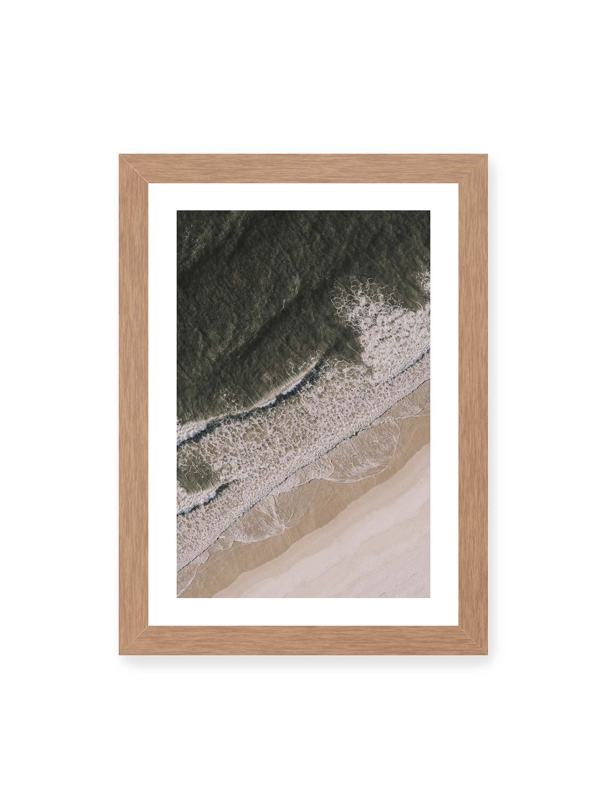 21x30 cm, weißer Galerie-Rand, Eichenrahmen – Luftaufnahme einer Küstenlinie mit dunklem Meer, weißer Gischt und hellem Sand in diagonaler Komposition.