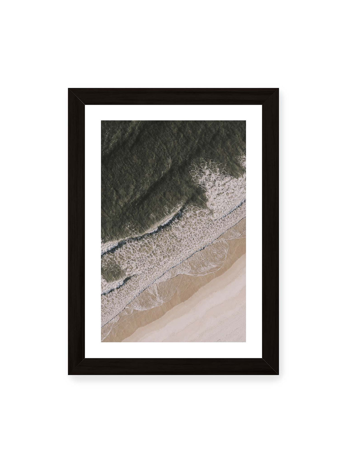 21x30 cm, weißer Galerie-Rand, schwarzer Rahmen – Luftaufnahme einer Küstenlinie mit dunklem Meer, weißer Gischt und hellem Sand in diagonaler Komposition.