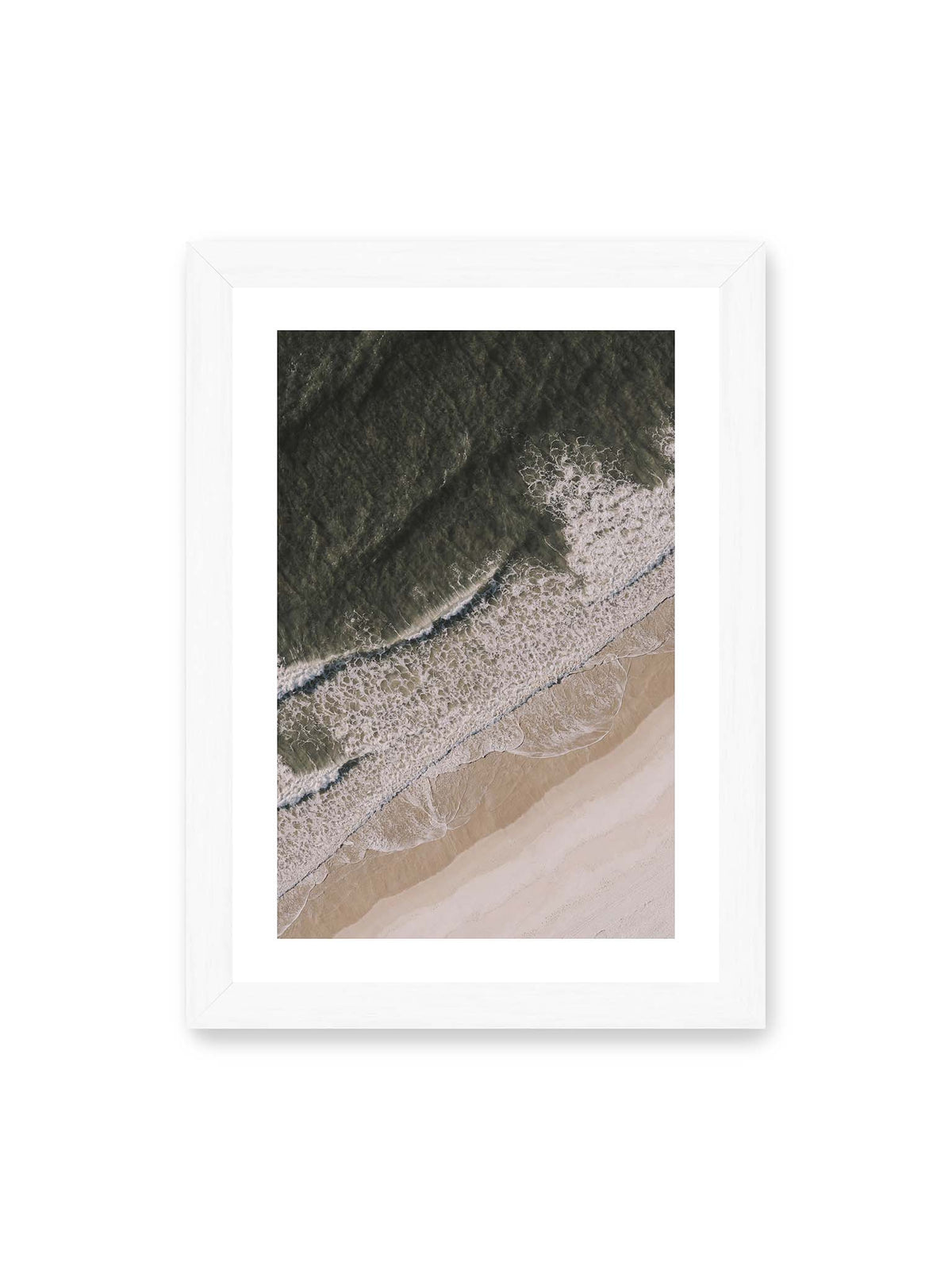 21x30 cm, weißer Galerie-Rand, weißer Rahmen – Luftaufnahme einer Küstenlinie mit dunklem Meer, weißer Gischt und hellem Sand in diagonaler Komposition.