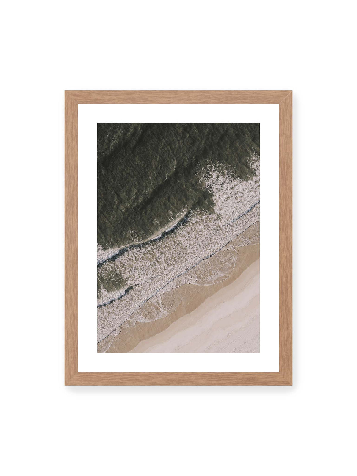 30x40 cm, weißer Galerie-Rand, Eichenrahmen – Luftaufnahme einer Küstenlinie mit dunklem Meer, weißer Gischt und hellem Sand in diagonaler Komposition.