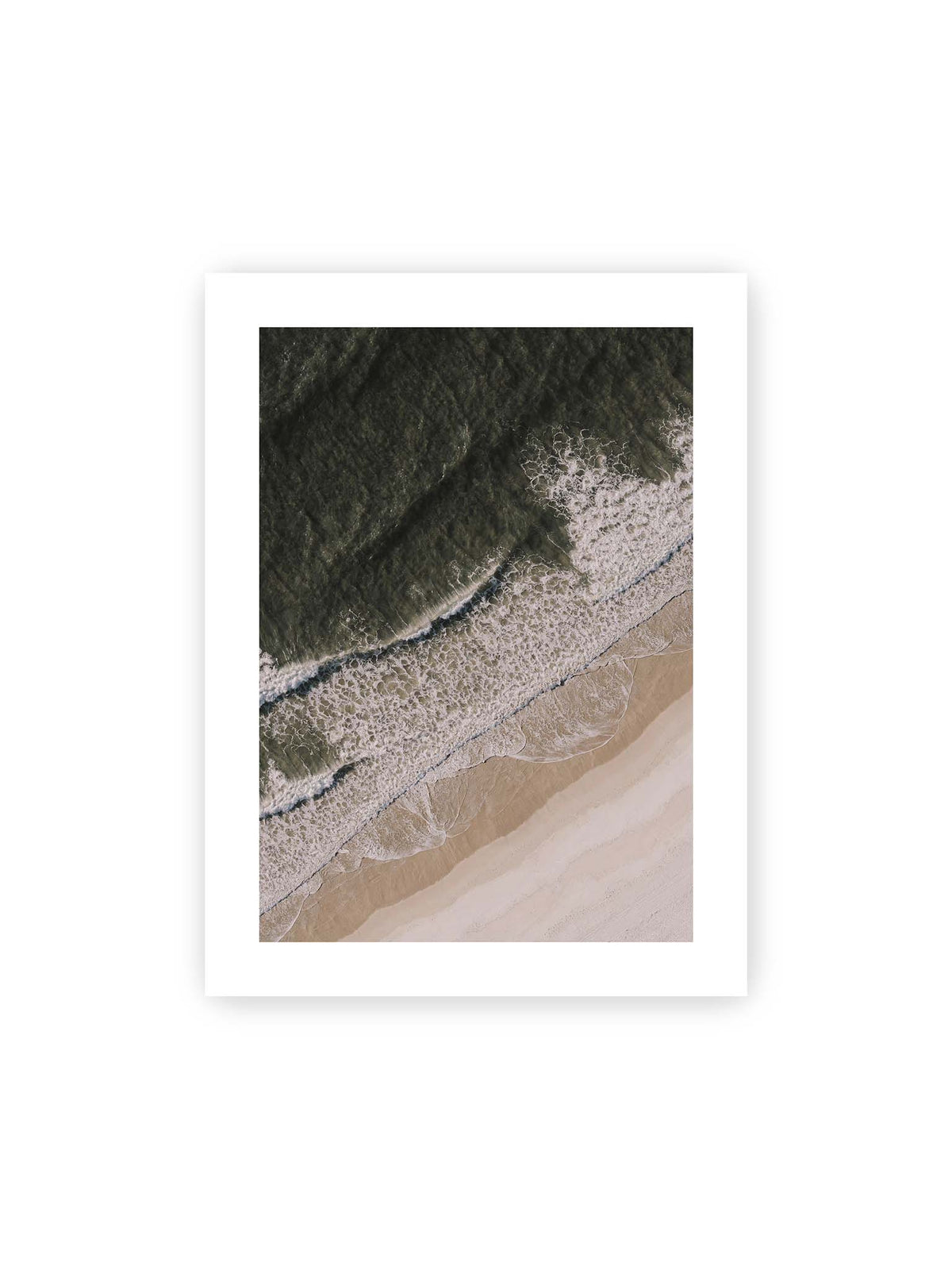 30x40 cm, weißer Galerie-Rand – Luftaufnahme einer Küstenlinie mit dunklem Meer, weißer Gischt und hellem Sand in diagonaler Komposition.